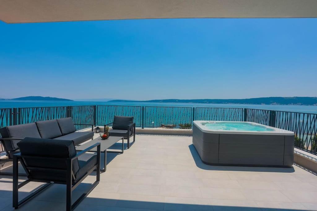 Beachfront Sol&mar With Heated Pool And Jacuzzi * Kastela